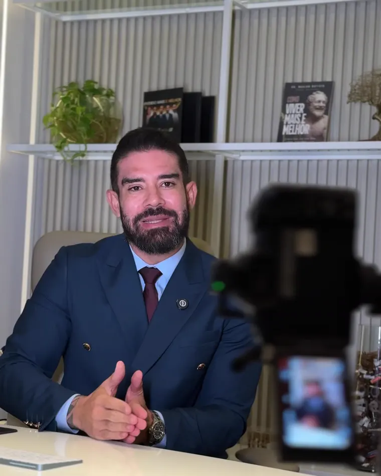 Bastidores: Dr. Marlon Batista gravando conteúdo no consultório