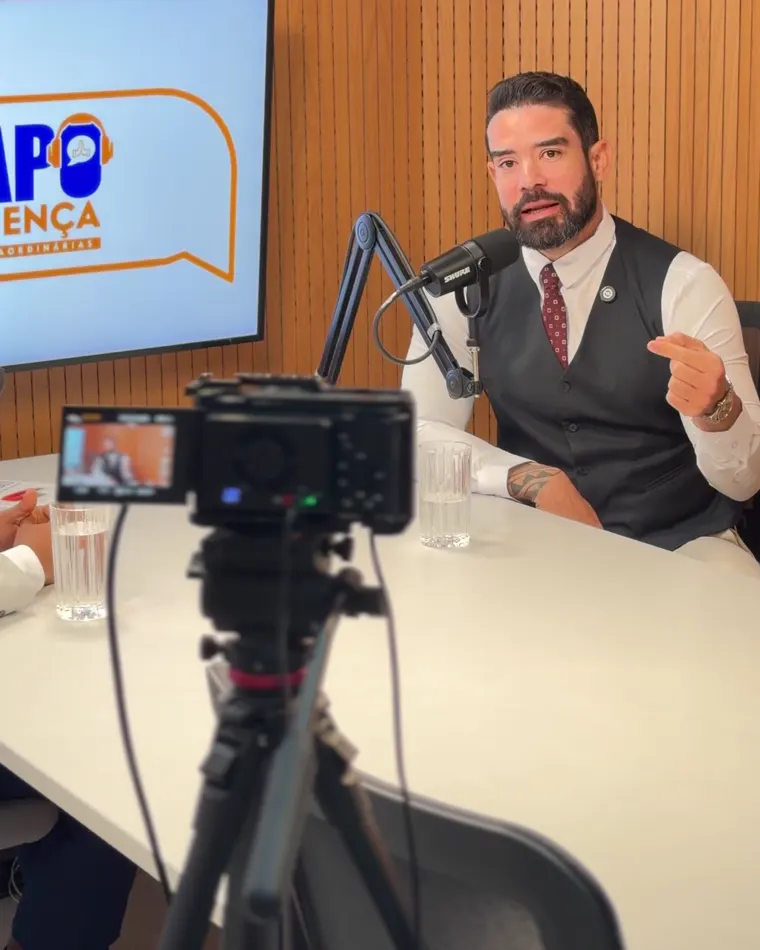Bastidores: Dr. Marlon Batista gravando o podcast Papo de Bença